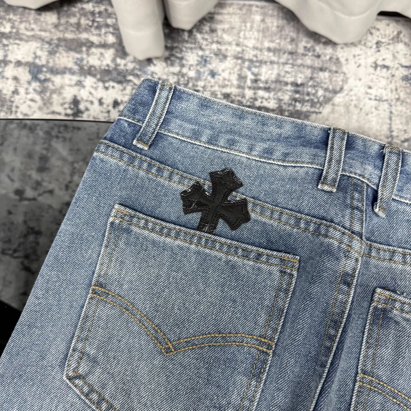P240 Chrome hearts print stitching black leather classic washed jeans. Really restores the ultimate vintage texture. Three-dimensional version. Loose and comfortable, not picky on the figure. Looks taller and slimmer. Factory precision. Original factory quality control. Same style for men and women. Can be matched with couples. Versatile recommendation. Must-have jeans for all seasons. Fashionistas have been disappointed. From the quality selection of fabrics, the tailoring of details, and the matching of patterns, they are all impeccable! The upper body is so handsome when worn...it can be easily worn by men, women and children! The craftsmanship is made of heavy-duty washed pure cotton denim fabric. After washing, it is soft and thick. It is very stylish when worn on the body. Color: blue Size: 28 30 32 34 36